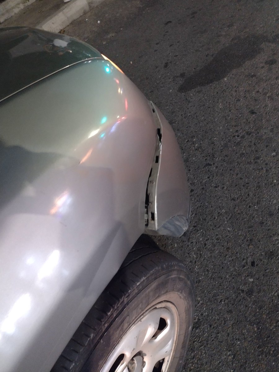 Alvarogcomunica's tweet photo. Invito a la persona que me dañó el carro hace unos minutos en el parque de la milagrosa y que tenía chaleco de @personeriamed y que se voló aprovechando el semáforo, para que me contacte antes de que la situación pase a mayores. Quedo atento https://t.co/2TDZ8Cauay