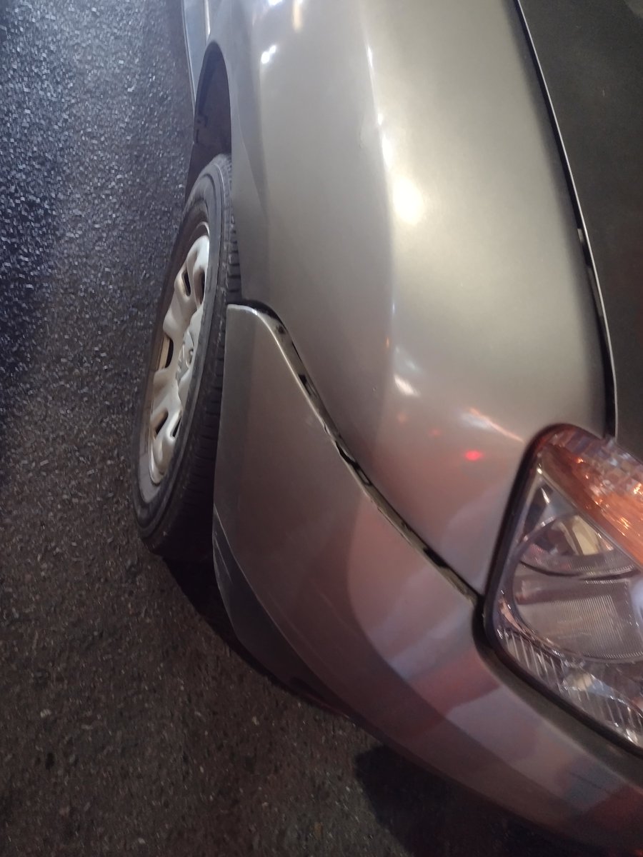 Alvarogcomunica's tweet photo. Invito a la persona que me dañó el carro hace unos minutos en el parque de la milagrosa y que tenía chaleco de @personeriamed y que se voló aprovechando el semáforo, para que me contacte antes de que la situación pase a mayores. Quedo atento https://t.co/2TDZ8Cauay