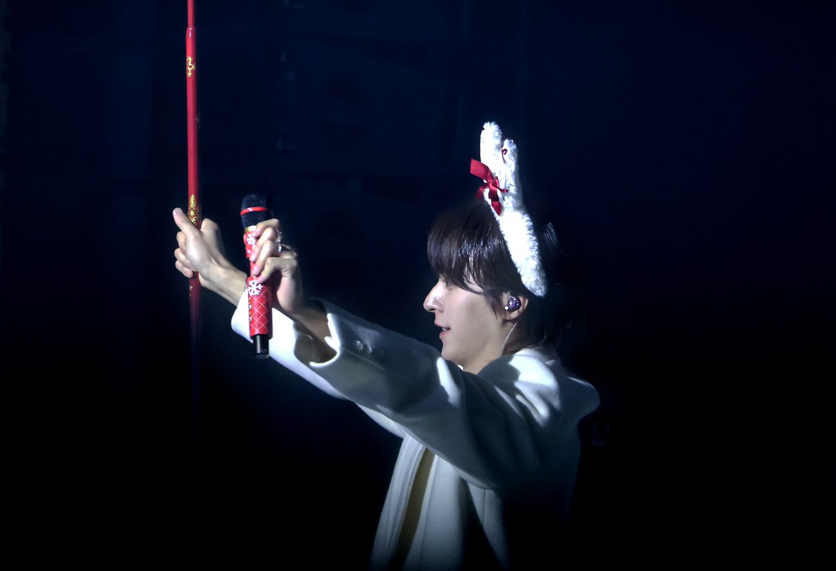 ssol_97's tweet photo. 251214 EVER+ 손동운 콘서트_막콘
여러분 마이크대 이쁘죠오오오?
#손동운 #손동운콘서트 https://t.co/5aFRIavtxH