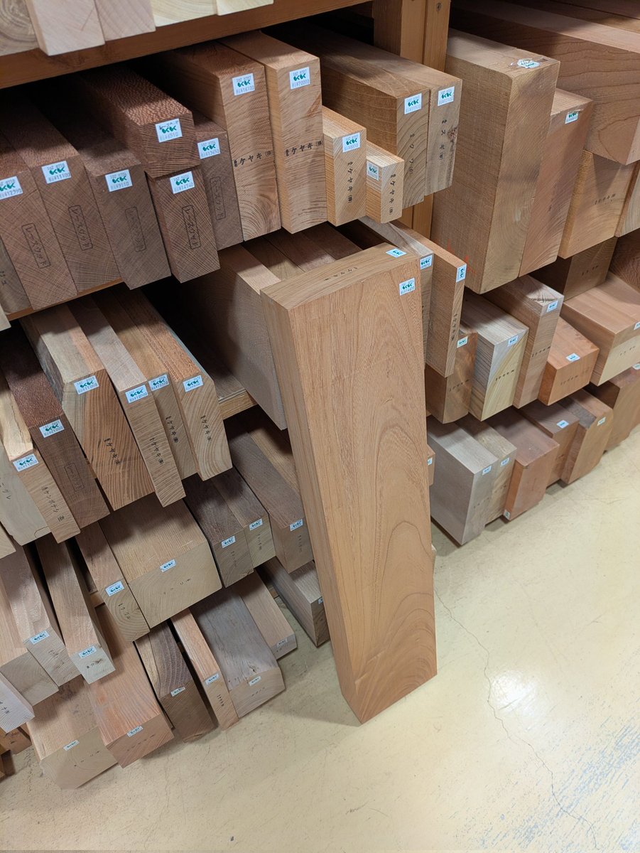 年末恒例の材料の仕入れ。
今回は来年開催の木工-1グランプリで使う欅、桂、ローズを購入。
デザインは相当悩んだ挙げ句、決まりましたが、加工は来年からです😅　この後寄り道して横浜に向います🏃