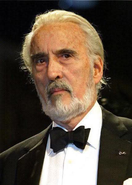 rthur013's tweet image. El actor sir Christopher Lee vivió la vida al 200%

— Fue descendiente de Carlo Magno
— De niño conoció a Felix Yusupov, quien acabó con la vida de Rasputin. Años más tarde Lee interpretaría al propio Rasputin. 
— Presenció la última ej*cución con guillotina en Francia por…