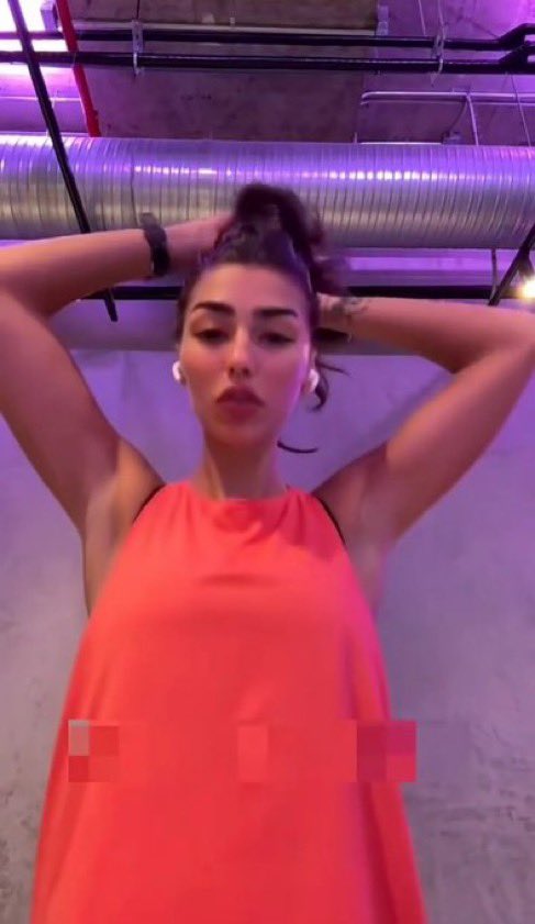 kioo996's tweet image. شوف نظرات الاستحقار وهي تشوفك مو قادر تتحمل بدون ماتفرك شحمتك على باطها 🤏🏻🤣