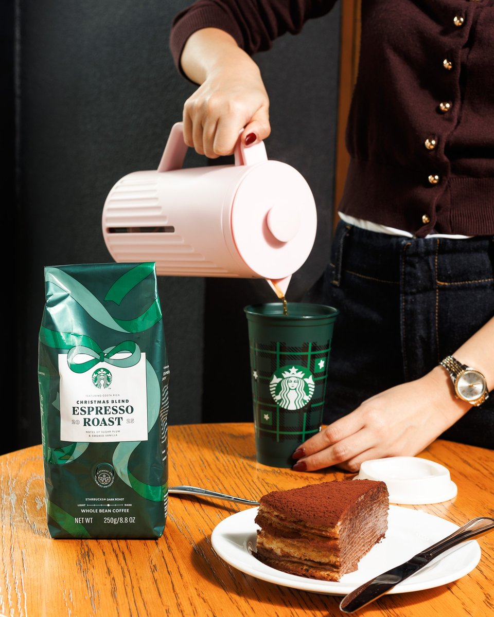 starbucksph's tweet image. A festive roast made to savor. ☕✨

Our Christmas Blend Espresso Roast brings together Sumatran, sun-dried East African, and Costa Rican beans, dark-roasted for bold notes of mulling spices, smoked vanilla, and sugar plum. 

#InviteJoy #StarbucksCoffeeBeans #CoffeeBeans