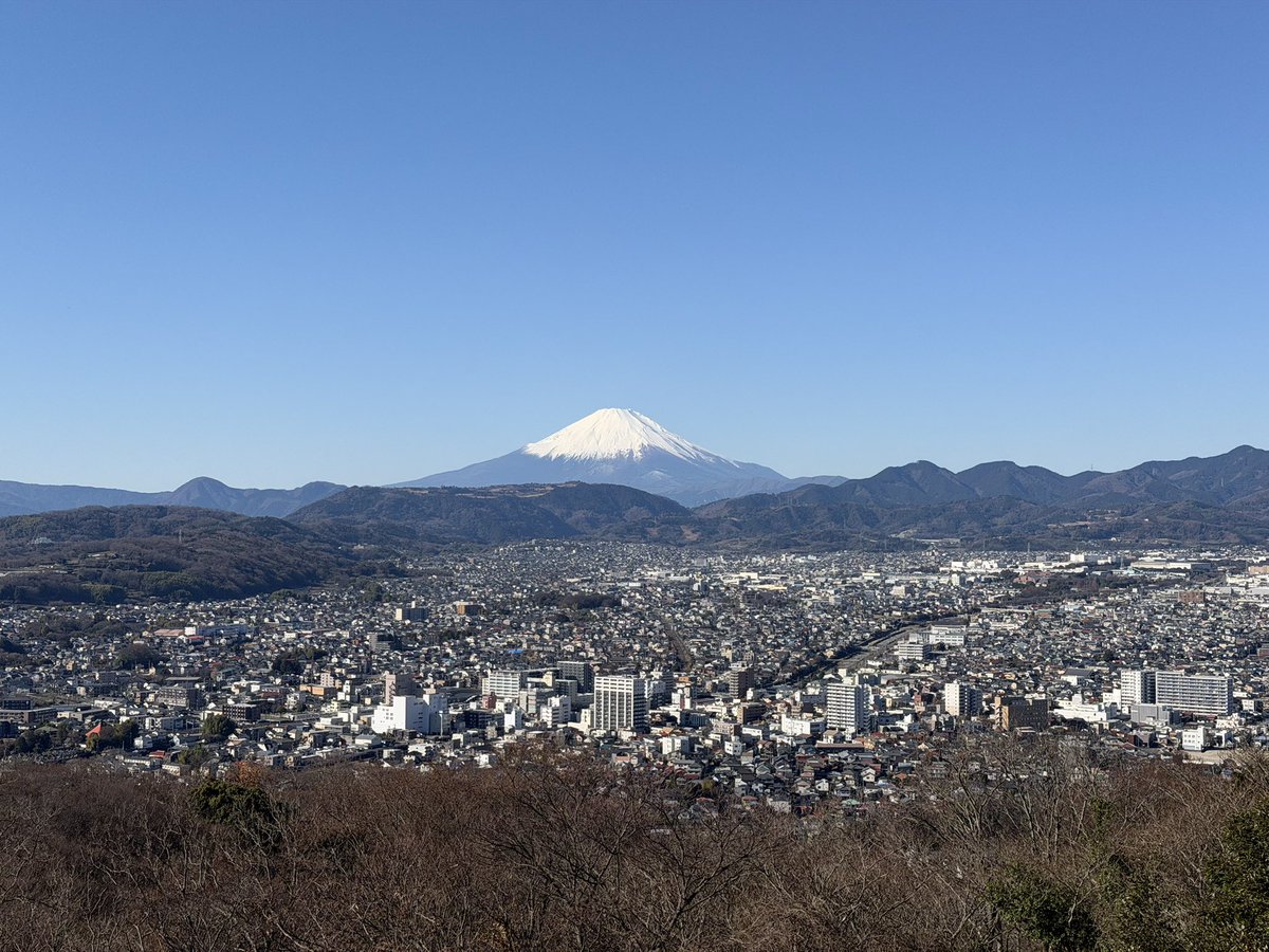 itochi68's tweet photo. 今年の見納め

#富士山
#弘法山 https://t.co/RnZ73layYz
