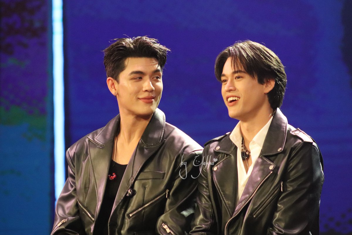 ak47_KaoGawRakk's tweet image. JossはいつもGawinを見ているので私たちファンは正面から見ているのに横顔を見て過ごすこととなる。おかげでカメラのピントが全部吸われる。()
Jossのご尊顔が見たい方はステージ向かって右側にお座りになることをお勧めします。

#JossGawin 
 #タイ沼わからん選手権2025