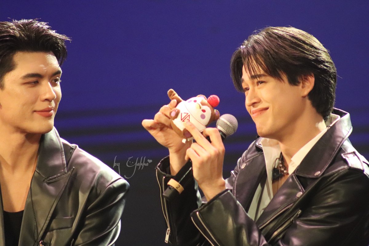 ak47_KaoGawRakk's tweet image. JossはいつもGawinを見ているので私たちファンは正面から見ているのに横顔を見て過ごすこととなる。おかげでカメラのピントが全部吸われる。()
Jossのご尊顔が見たい方はステージ向かって右側にお座りになることをお勧めします。

#JossGawin 
 #タイ沼わからん選手権2025