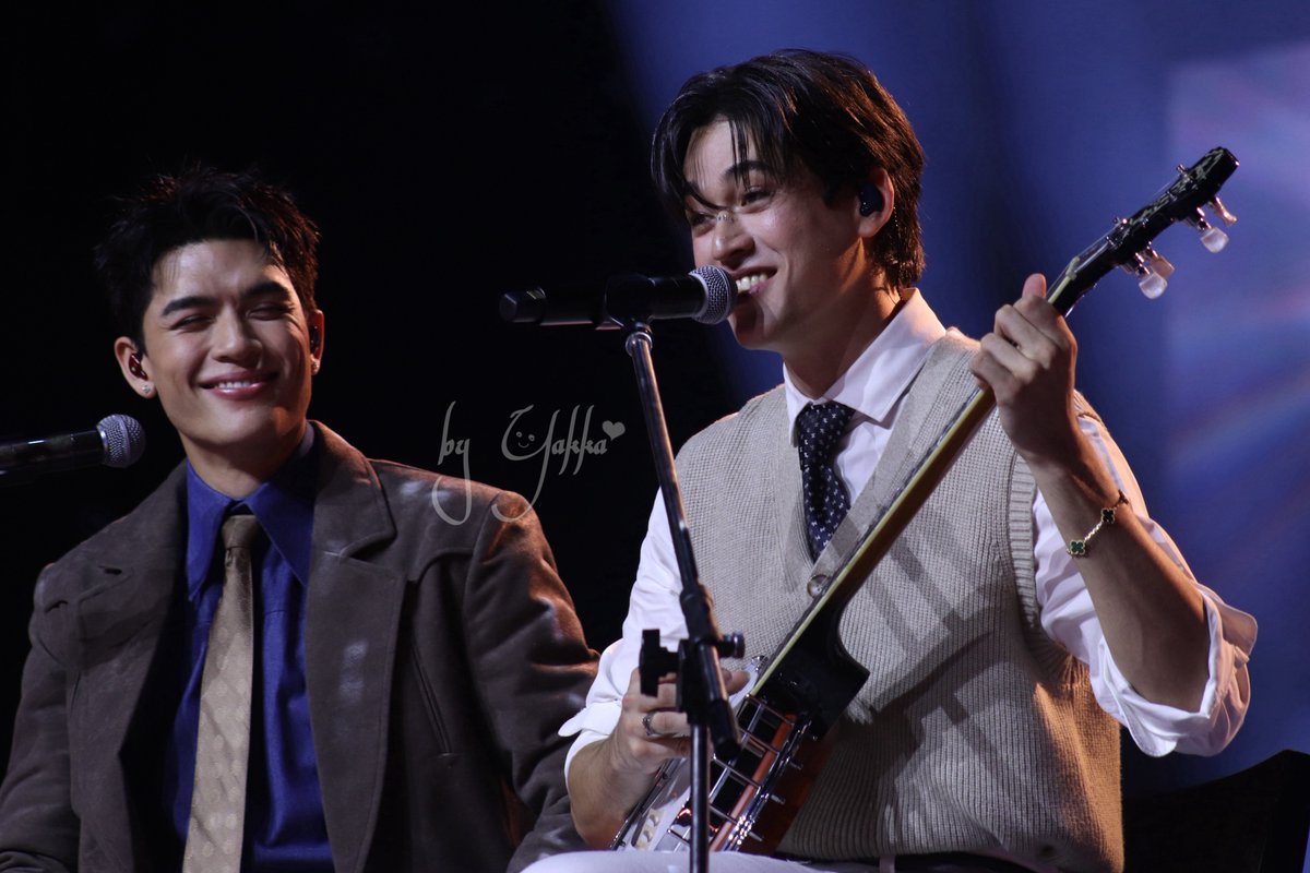 ak47_KaoGawRakk's tweet image. JossはいつもGawinを見ているので私たちファンは正面から見ているのに横顔を見て過ごすこととなる。おかげでカメラのピントが全部吸われる。()
Jossのご尊顔が見たい方はステージ向かって右側にお座りになることをお勧めします。

#JossGawin 
 #タイ沼わからん選手権2025