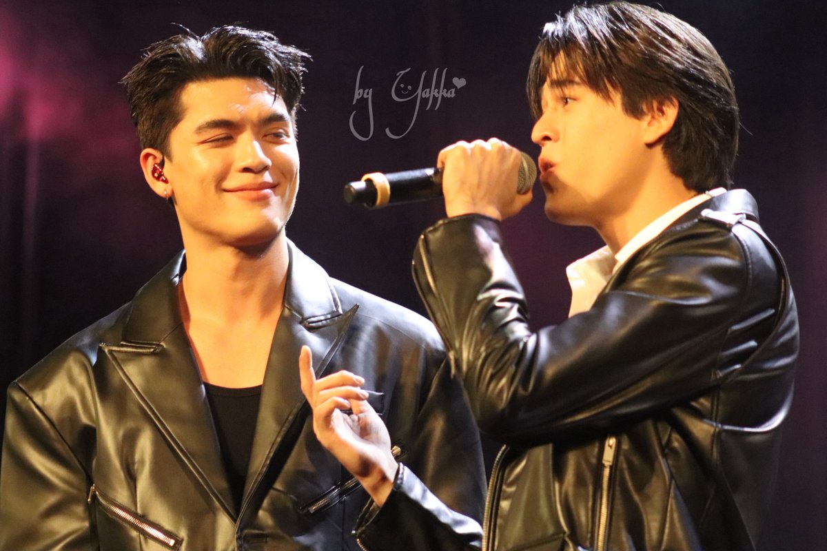 ak47_KaoGawRakk's tweet image. JossはいつもGawinを見ているので私たちファンは正面から見ているのに横顔を見て過ごすこととなる。おかげでカメラのピントが全部吸われる。()
Jossのご尊顔が見たい方はステージ向かって右側にお座りになることをお勧めします。

#JossGawin 
 #タイ沼わからん選手権2025