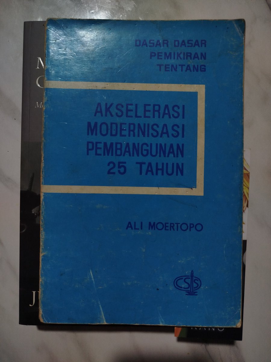 Kalau Jerman Nazi punya "Mein Kampf", Orde Baru punya "Akselerasi Modernisasi Pembangunan 25 Tahun".

Buku ini ditulis oleh bos intel dan arsitek utama Orde Baru, Ali Moertopo.

Meski begitu, istilah "Akselerasi 25 Tahun" sudah ada sejak sebelumnya.

Latar belakangnya, menurut