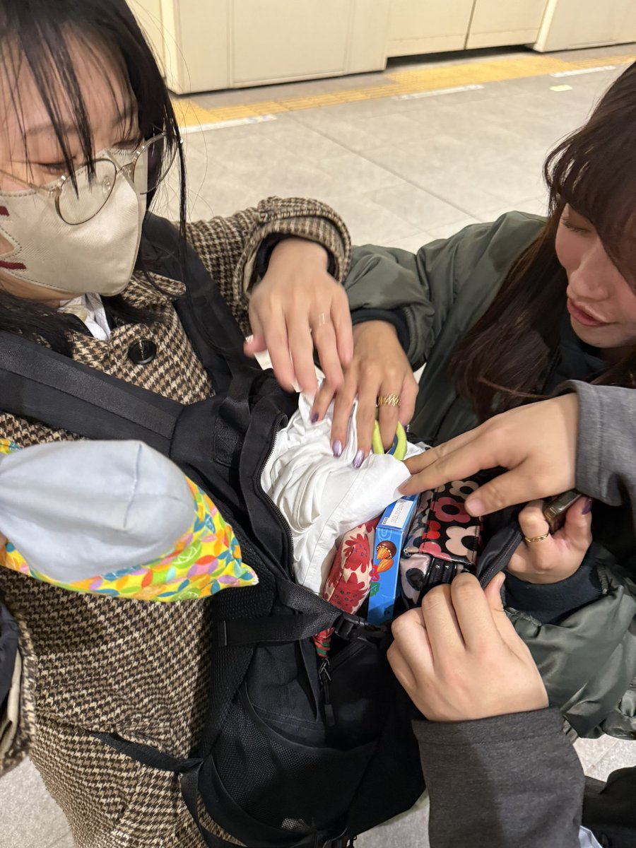 ナイツラジオショー、忘年会でした！〆に土屋さんが中華たくさんご馳走してくれました！ありがとうございました！はるかちゃんがしっかりご飯食べてて安心、駅のホームではケイちゃんが「みんなにキャラメルあげたいの〜」とリュック大捜索。ナイツラジオショー来年も宜しくお願い致します🤲