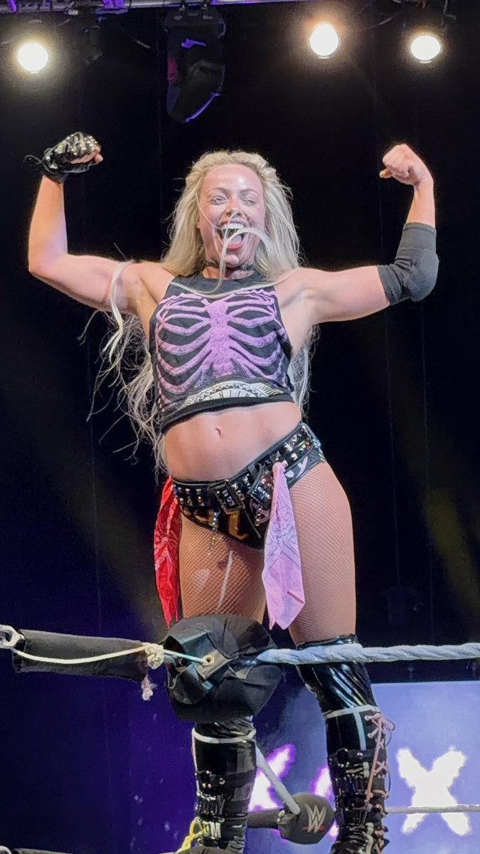 crashedoutwwe's tweet image. I love their singular brain cell