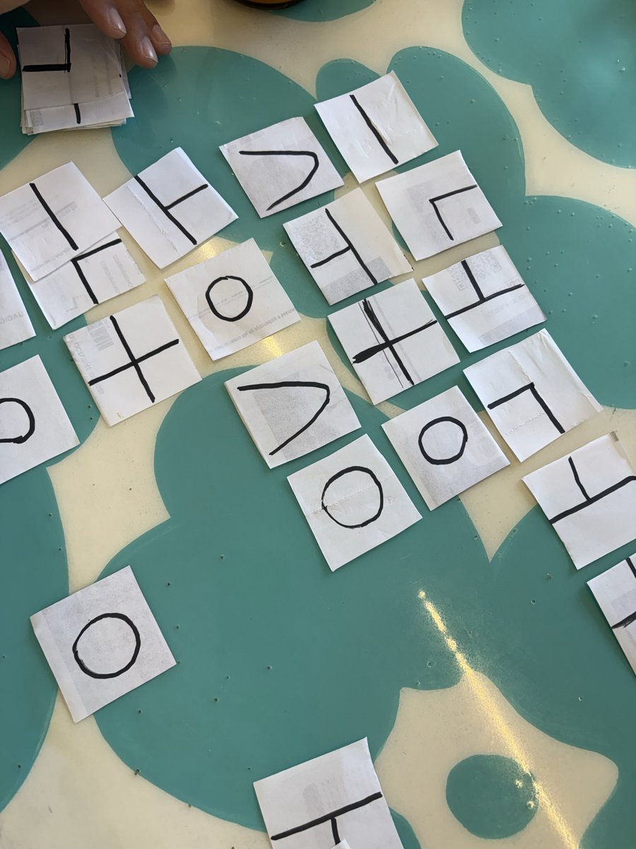 Se están logrando cosas ✨🔴🟪⭐️

Nuevo juego de mesa en proceso