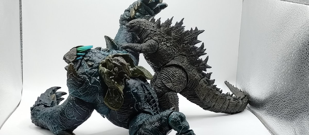 GormaruIsland's tweet image. WHERE'S THE REF?! DEAR GOD SOMEBODY JUMP IN AND STOP THIS MATCH! #Godzilla #PacificRim