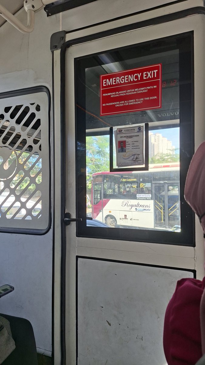 beeslonely's tweet photo. @PT_Transjakarta min kondisi saat daerah depan komando daerah TNI AL III, rute 5 arah ancol ada mobil royal trans mogok https://t.co/SH76lezAka