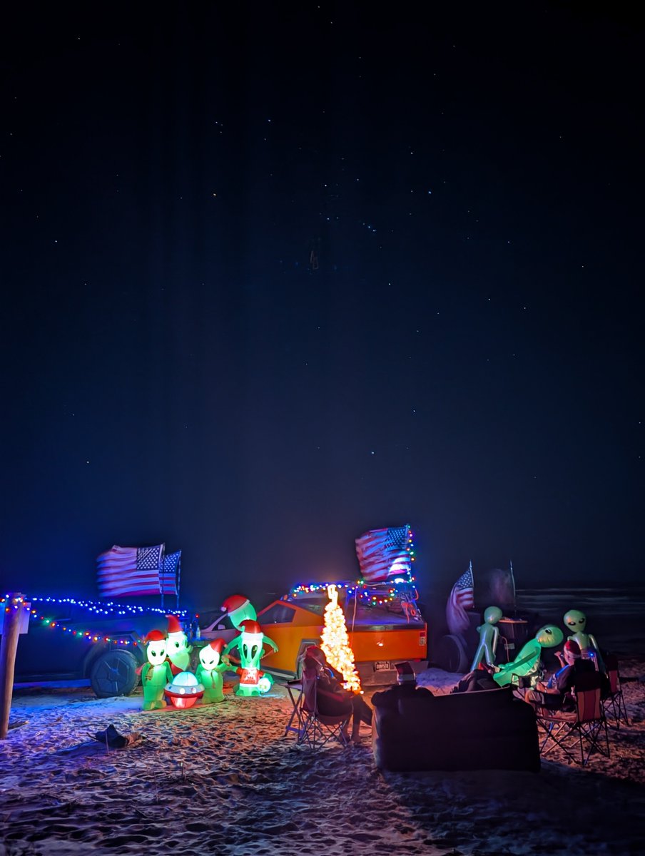 drvrjay's tweet image. 🎄👽 Christmas on Mars '25 👽🎄 Always a good time hangin' with my rocket fam.