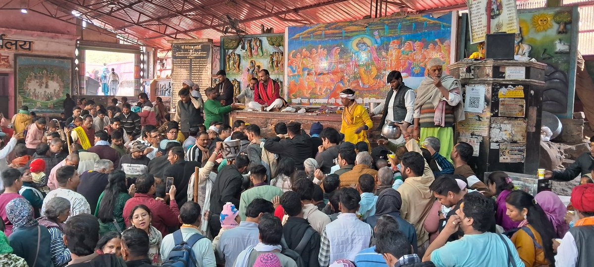 PradeepKumar514's tweet photo. इतना ही नहीं, मेरी पत्नी को सिर से पकड़कर यह कहकर रोक दिया गया कि वीआईपी एंट्री चल रही है।
मैं पूरे राज्य में आपके कार्यों का प्रशंसक रहा हूँ।
बाकी अब यह आपकी मरज़ी है—यदि आपको यह सब सही लगता है, तो ठीक है। https://t.co/sM8e7SivZ6