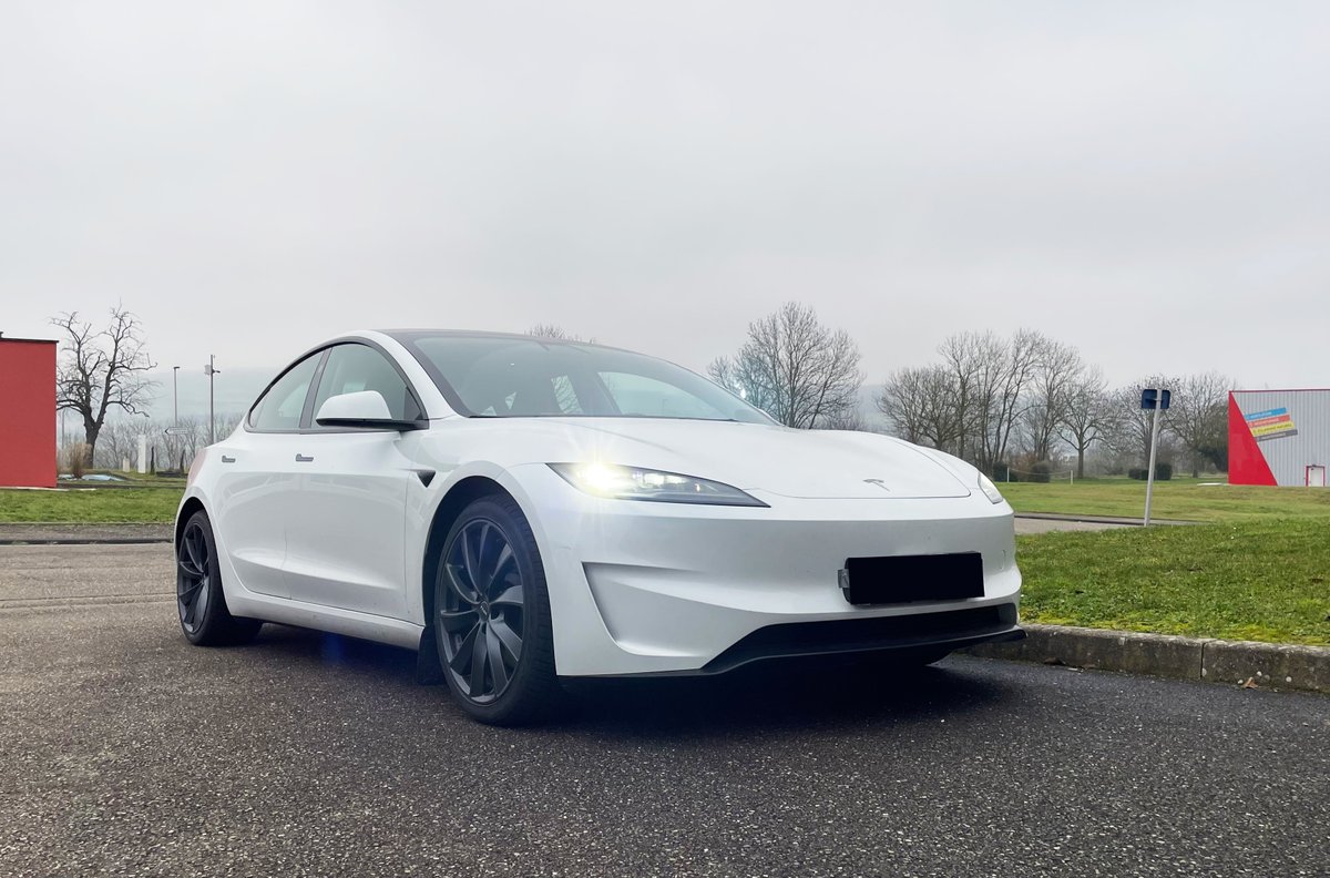 Mobilität bedeutet Freiheit.
Diese Tesla Model 3 wurde mit dem digitalen Gasring DARIOS und einer Handbetriebsbremse ausgestattet — für sicheres Fahren mit beiden Händen am Lenkrad, ganz ohne Nutzung der Beine.
kempf-gasring.de