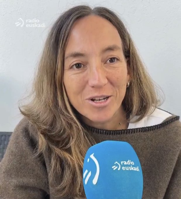 MADRlDISTAS's tweet photo. 🚨 ÚLTIMA HORA: A nutricionista demitida do Real Madrid, Itziar Gonzalez, revelou MAIS detalhes sobre os fisioterapeutas e a equipe médica do Real Madrid:

- Ela disse à equipe médica que os jogadores não deveriam comer doces no café da manhã.

- Eles responderam: “Ganhamos 15 Ligas dos Campeões dessa forma. Não tente mudar nada ou vamos demiti-la.”

- Ela perguntou o que deveria fazer, e eles responderam: “Nada. Fique no seu canto e receba para não fazer nada. Não queremos você nem o seu trabalho”.

- Ela perguntou como os jogadores poderiam se beneficiar do seu trabalho se nem sabiam que ela existia, e eles responderam: “Veja a sorte que você tem, está ganhando dinheiro sem trabalhar”.

- Disseram-lhe para não sair do seu pequeno escritório, dizendo que essa era a melhor maneira de permanecer no Real Madrid por muito tempo: “Se você quer manter seu emprego, não entre no nosso espaço.”

- Sempre que um jogador tentava seguir seus conselhos nutricionais ou entrar em contato com ela para trabalharem juntos, a equipe médica e os fisioterapeutas intervinham imediatamente, diziam ao jogador para não falar com ela e cortavam o contato entre ela e os jogadores.

- Ela enfatizou que seu relacionamento com os jogadores e com o presidente Florentino Perez era bom, dizendo que tinha se afeiçoado muito a eles e que eles a tratavam bem.

- Ela explicou que seu processo não é por dinheiro, mas para restaurar sua reputação, afirmando que só está pedindo um pedido de desculpas, pois acredita que uma campanha de mentiras e desacreditação foi criada contra ela. Ela insiste que deu tudo de si para fazer seu trabalho corretamente e que não poderia ter feito melhor.