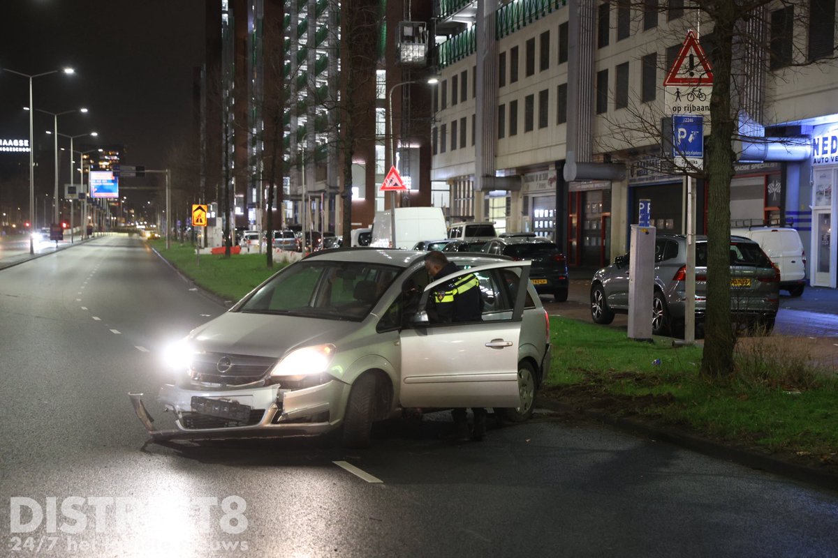 Auto zwaar beschadigd bij aanrijding op Neherkade in Den Haag