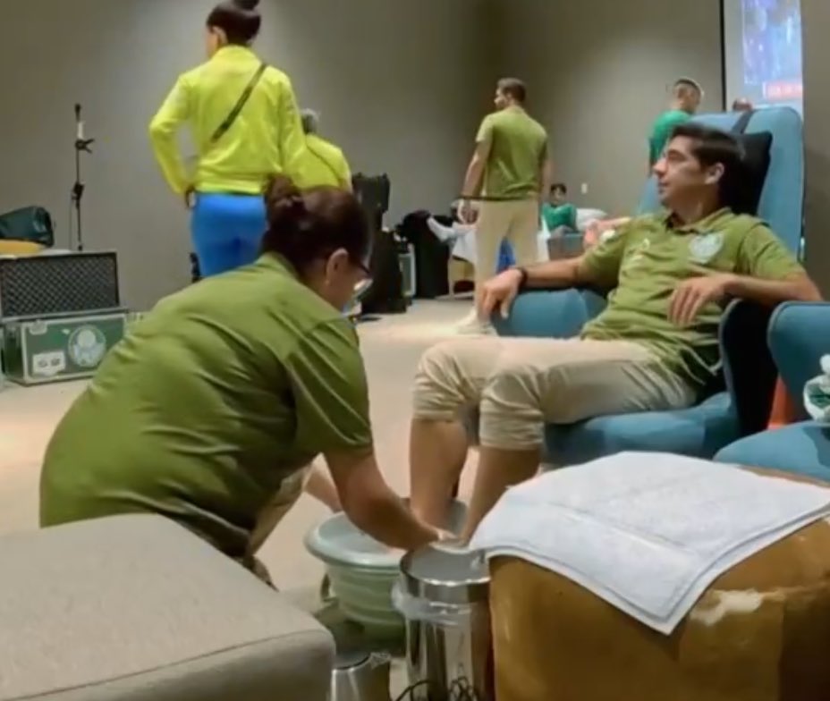 PalmeirenseNews's tweet image. 3 milhões mensais
Mija na cara do torcedor
Não tem cobrança
Vive de chutão pra frente e chuveirinho
♨️ Spa

Eu também renovaria