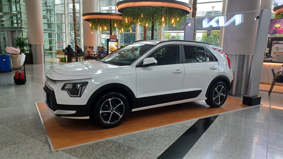 ForSubways's tweet image. Pets of ecuador white car