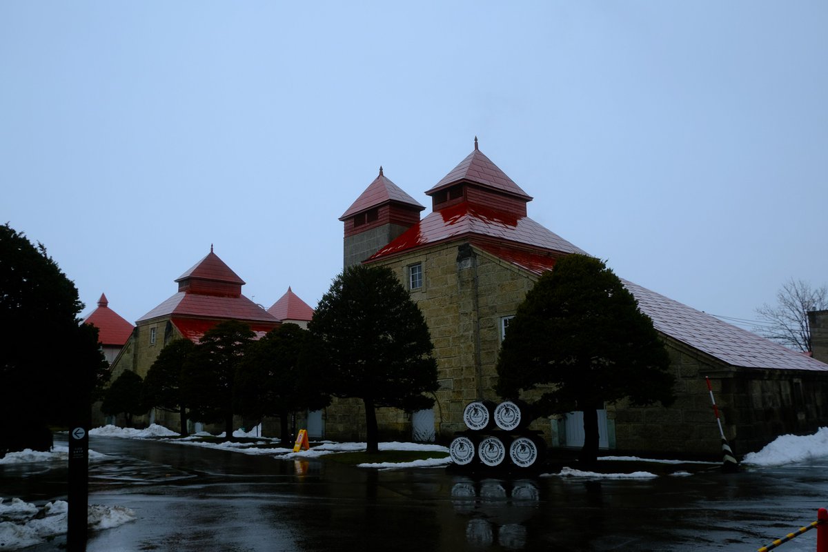 NH879's tweet photo. 先週の今日は十数回目のニッカ余市蒸留所見学でノンビリ試飲中だった・・・
ガイドさんが「明日からマッサンの再放送ですね！」と、全く知らなくて驚いた。
あっという間の一週間でもう年末
今年もニッカウヰスキーよく飲んだな～
#ニッカウヰスキー
#ウイスキー
#マッサン
#ニッカ https://t.co/sMdl2AvoIR