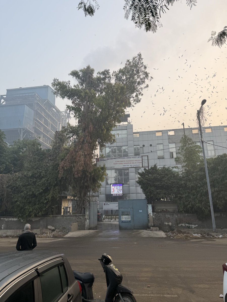 Its_GauravD's tweet photo. @gupta_rekha @mssirsa @KapilMishra_IND @AtishiAAP @aajtak @ndtvindia Delhi AQI > 500 today (28 Dec 2025) people are literally choking.
Yet the BJP government has allowed East Delhi Waste Processing Co. Pvt. Ltd. to operate &amp; pump toxic gases into the air (1/2) https://t.co/MQweXG604l