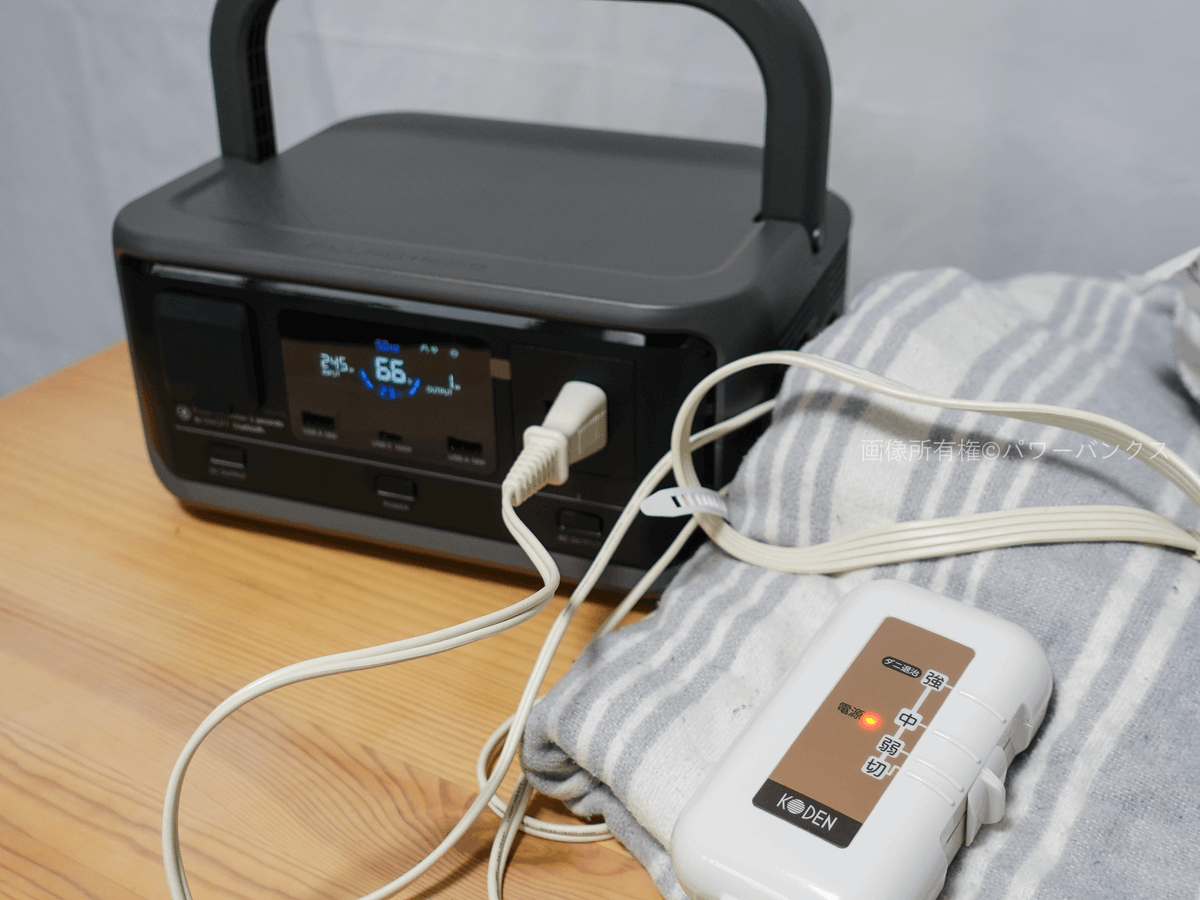 powerbanks51's tweet photo. ALLPOWERS ポータブル電源 VOLIX P300（300W・256Wh）、実機検証しました！

高さ12.5cmでモニター下にすっぽり収まる「デスク電源」という使い方が新鮮。

⚡ 実測データ
・AC電力効率：0.78（小型では標準的）
・電気毛布（中）：9.5時間連続稼働
・急速充電：82分でフル
・ファン騒音：30dB以下

静音性が特に優秀で、デスク横に置いても全然気にならない。音質も穏やかな風切り音で好印象でした。

USB-C 100W出力でMacBook Proも充電できるし、UPS機能で停電時も安心。デスク周りの電源を1台に集約したい人に向いてます。

詳しい検証結果はこちら👇
https://t.co/tBMOjCr3yb

機材提供： @ALLPOWERSJapan #PR