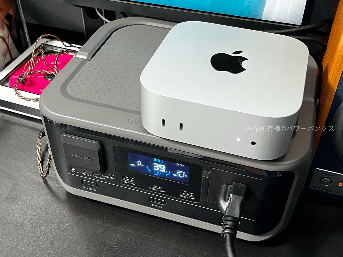 powerbanks51's tweet photo. ALLPOWERS ポータブル電源 VOLIX P300（300W・256Wh）、実機検証しました！

高さ12.5cmでモニター下にすっぽり収まる「デスク電源」という使い方が新鮮。

⚡ 実測データ
・AC電力効率：0.78（小型では標準的）
・電気毛布（中）：9.5時間連続稼働
・急速充電：82分でフル
・ファン騒音：30dB以下

静音性が特に優秀で、デスク横に置いても全然気にならない。音質も穏やかな風切り音で好印象でした。

USB-C 100W出力でMacBook Proも充電できるし、UPS機能で停電時も安心。デスク周りの電源を1台に集約したい人に向いてます。

詳しい検証結果はこちら👇
https://t.co/tBMOjCr3yb

機材提供： @ALLPOWERSJapan #PR