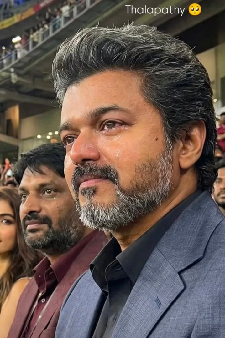 melody_avanti's tweet image. The end of an era.
The end of Anna’s songs.
The end of Anna’s movies.

So emotional, Anna 🥺😭
Can’t even imagine a time with no more releases.
Heartbreaking 💔

Forever grateful. Forever a fan🫶🫂
#ThalapathyVijay #JanaNayaganAudioLaunch
#EndOfAnEra #Thalapathy #ForeverAnna