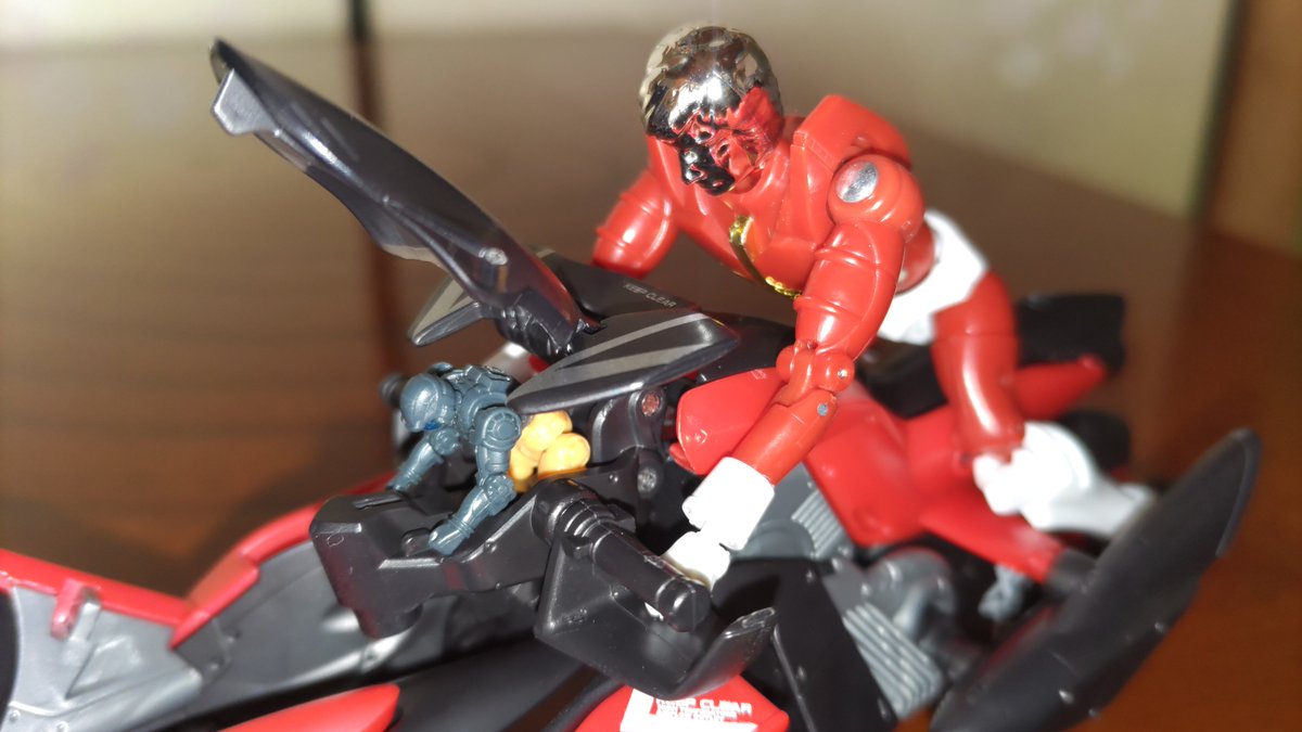 ミクロマンとダイアクロン隊員が共に乗り込む奇跡のマシン