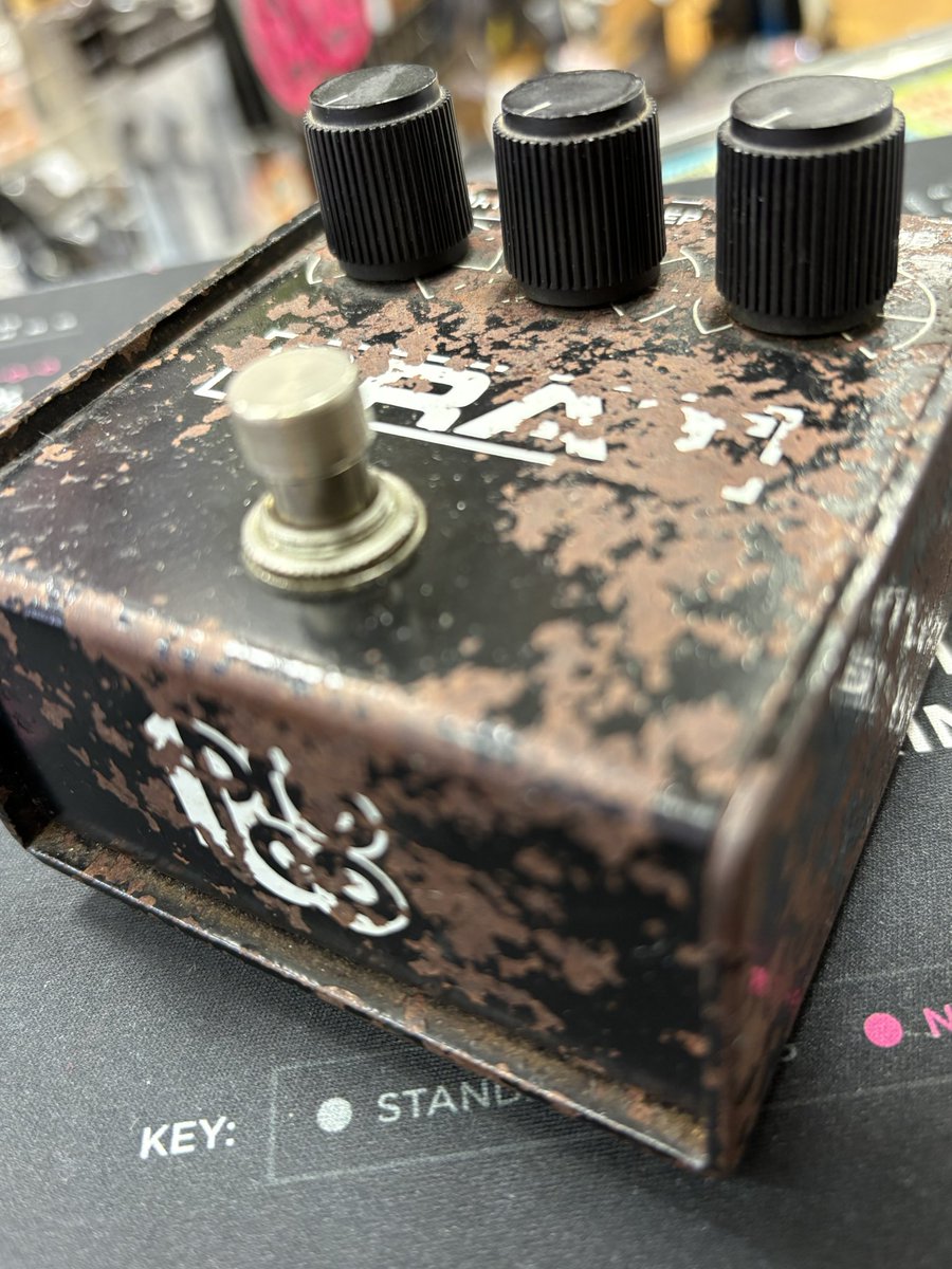 utsubo0021's tweet photo. 【情報解禁】
2026年1月2日🎍☀️
朝9時より販売開始
#Proco #RAT1 Blackface 1986年製
衝撃価格にて販売しますっ!!!
#うつぼ楽器 の秘蔵っ子、ついに解禁⚡
お楽しみに〜🥳 https://t.co/3xKyY82t6u