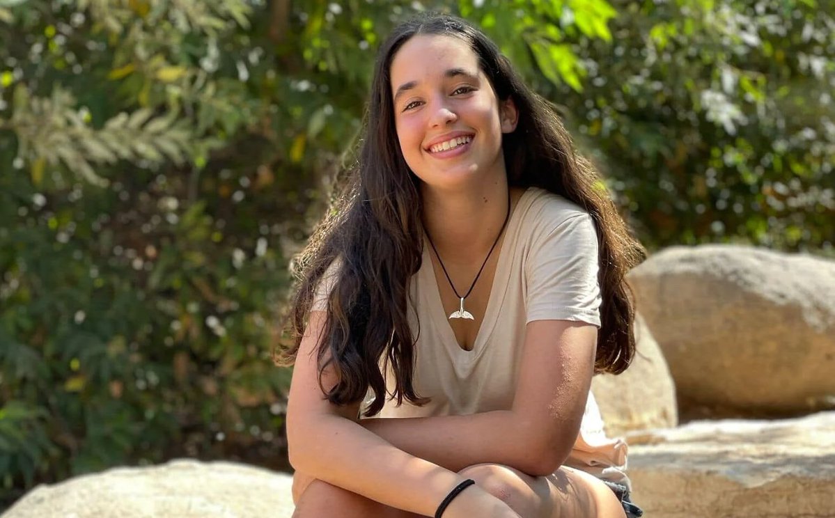 Mazelit_'s tweet image. Gali Tarshansky — only 13-years-old on October 7th — was kidnapped alone without her family for 54 days by Hamas🎗️

Eli Sharabi, who wrote the book "Hostage" about his 484 days in captivity, recounts in the last chapter about meeting fellow captive Ohad Ben Ami. 

"At first... we…