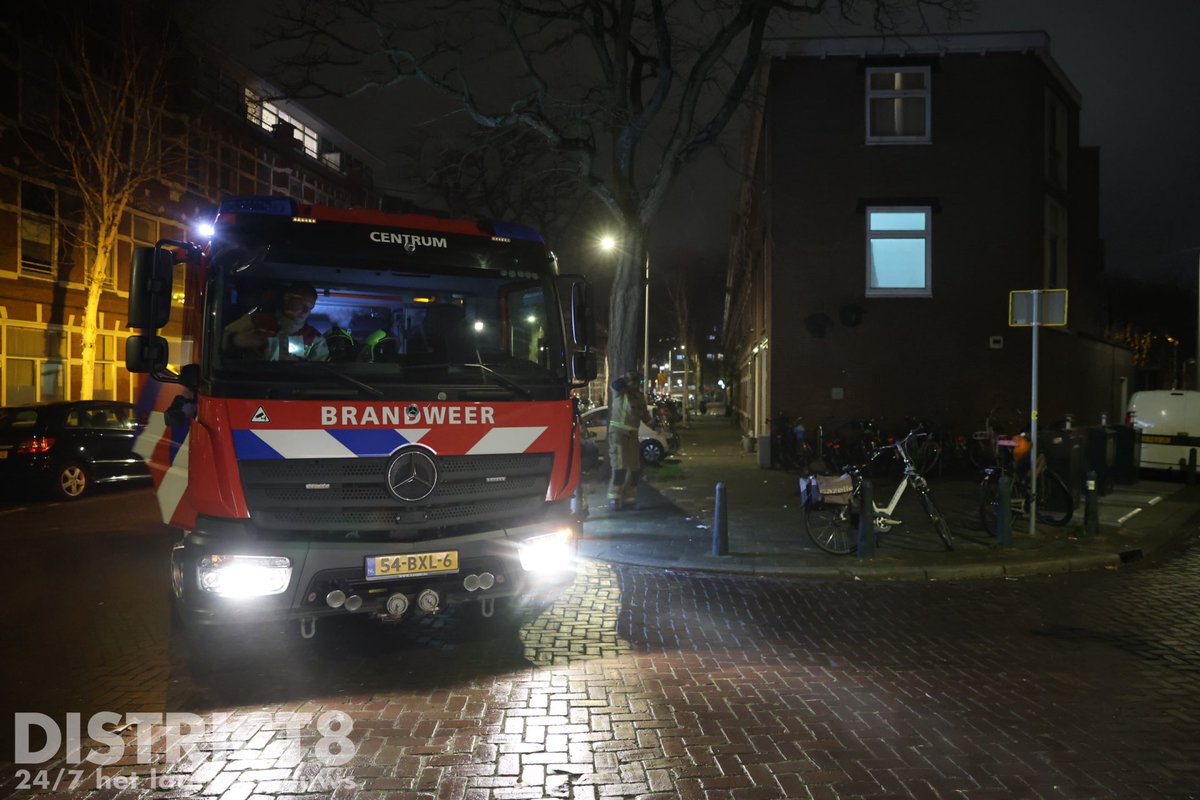 Brandweer blust woningbrand en politie dooft brandende fiets in Den Haag