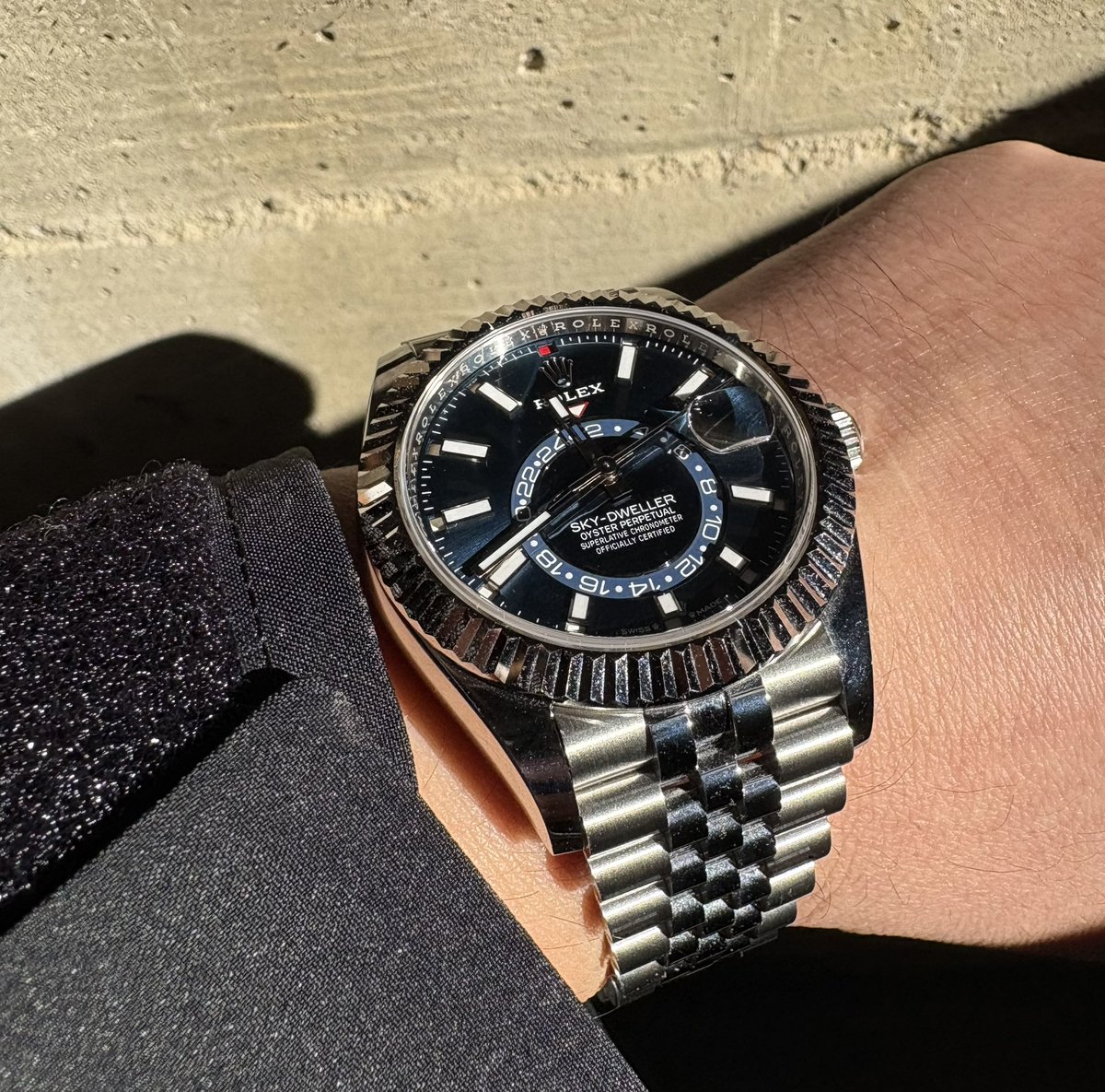 kouhaitou100man's tweet photo. 今から美容室に年内ラストの散髪に。
お供はスカイドゥエラー
#ロレックス
#Rolex
#ref336934 https://t.co/DRtW9G6Opy