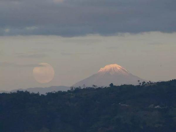 LoBuenoDeCol's tweet photo. El nevado del Tolima y su amiga la luna desde La Mesa (Cundinamarca) 

Foto de Marta C. Forero https://t.co/RrrfsFxag2