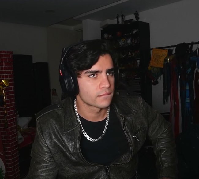A69969765's tweet image. Esta es la cara de alguien que cada que quiere hacer stream le ocurren mil problemas técnicos 😭