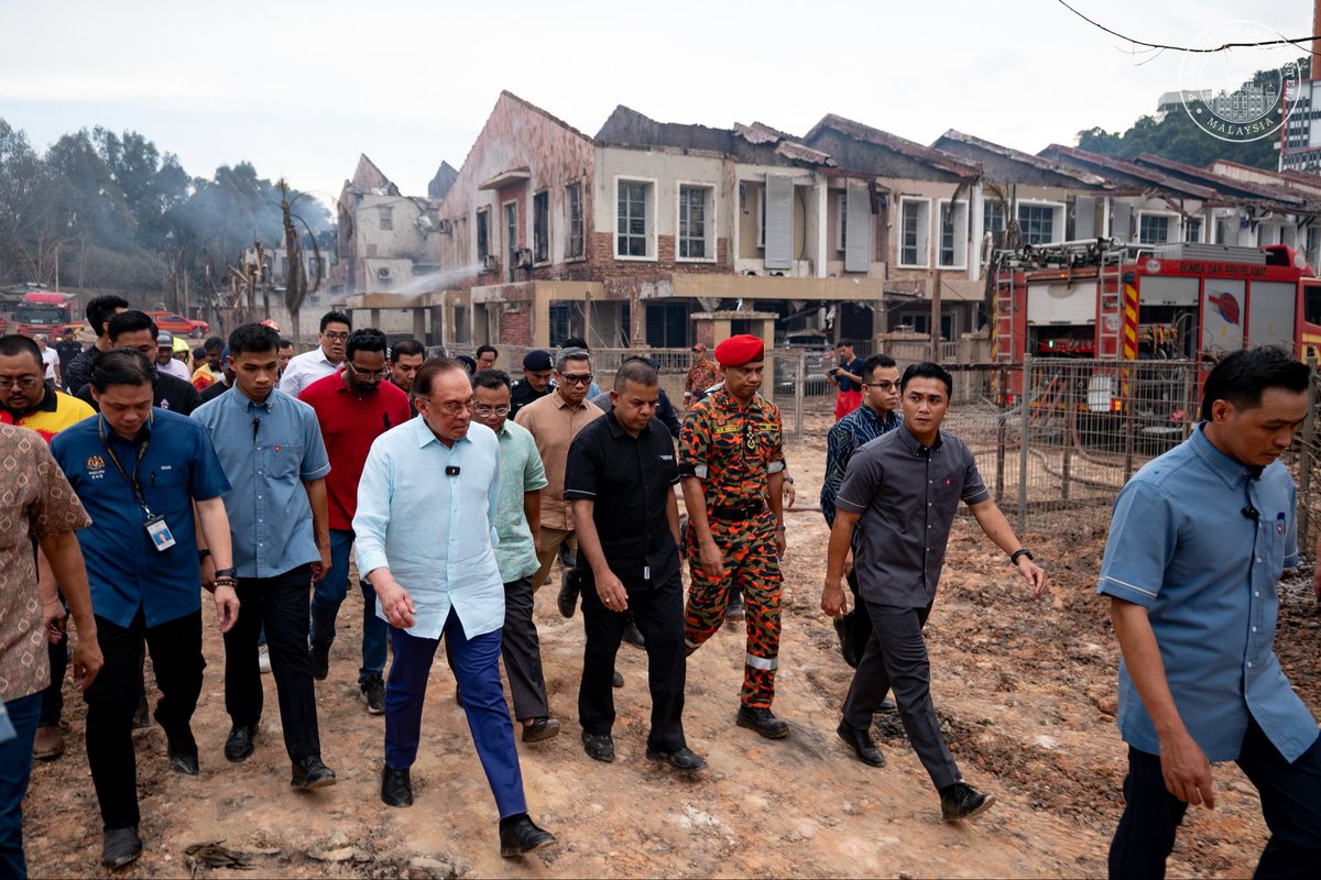 anwaribrahim's tweet photo. Kejayaan Kerajaan MADANI hari ini adalah hasil kestabilan dasar, keberanian reformasi dan kepercayaan rakyat.

Di dalam negara, ekonomi terus diperkukuh melalui pelaburan berkualiti, penciptaan peluang pekerjaan dan agenda pertumbuhan yang inklusif. 

Malah, di peringkat antarabangsa, hubungan antara kerajaan, pelbagai negara, kumpulan pemimpin, membuka ruang pelaburan strategik serta memperkukuh kedudukan Malaysia di mata dunia.

Segala pencapaian ini bukan sekadar angka dan statistik, tetapi diterjemahkan kepada manfaat nyata untuk rakyat, daripada kesejahteraan keluarga, peluang ekonomi baharu, hingga jaminan masa depan yang lebih berdaya tahan.

Dengan sokongan padu keluarga, sahabat dan rakyat Malaysia, saya percaya Kerajaan MADANI akan terus melangkah ke hadapan, berkhidmat dengan amanah, dan membina negara yang adil, makmur dan berdaya saing untuk semua.

#MalaysiaMADANI
#RancakkanMADANI
#MADANIBekerja