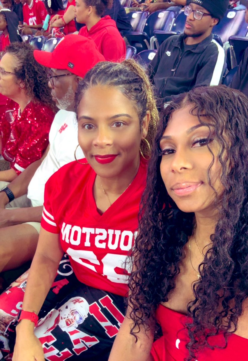 StampleysMom's tweet image. Houston we made it!! ❤️🤍 Bowl time!!🎳Let’s Go Coogs!🐾@UHCougarFB @marc_stampley