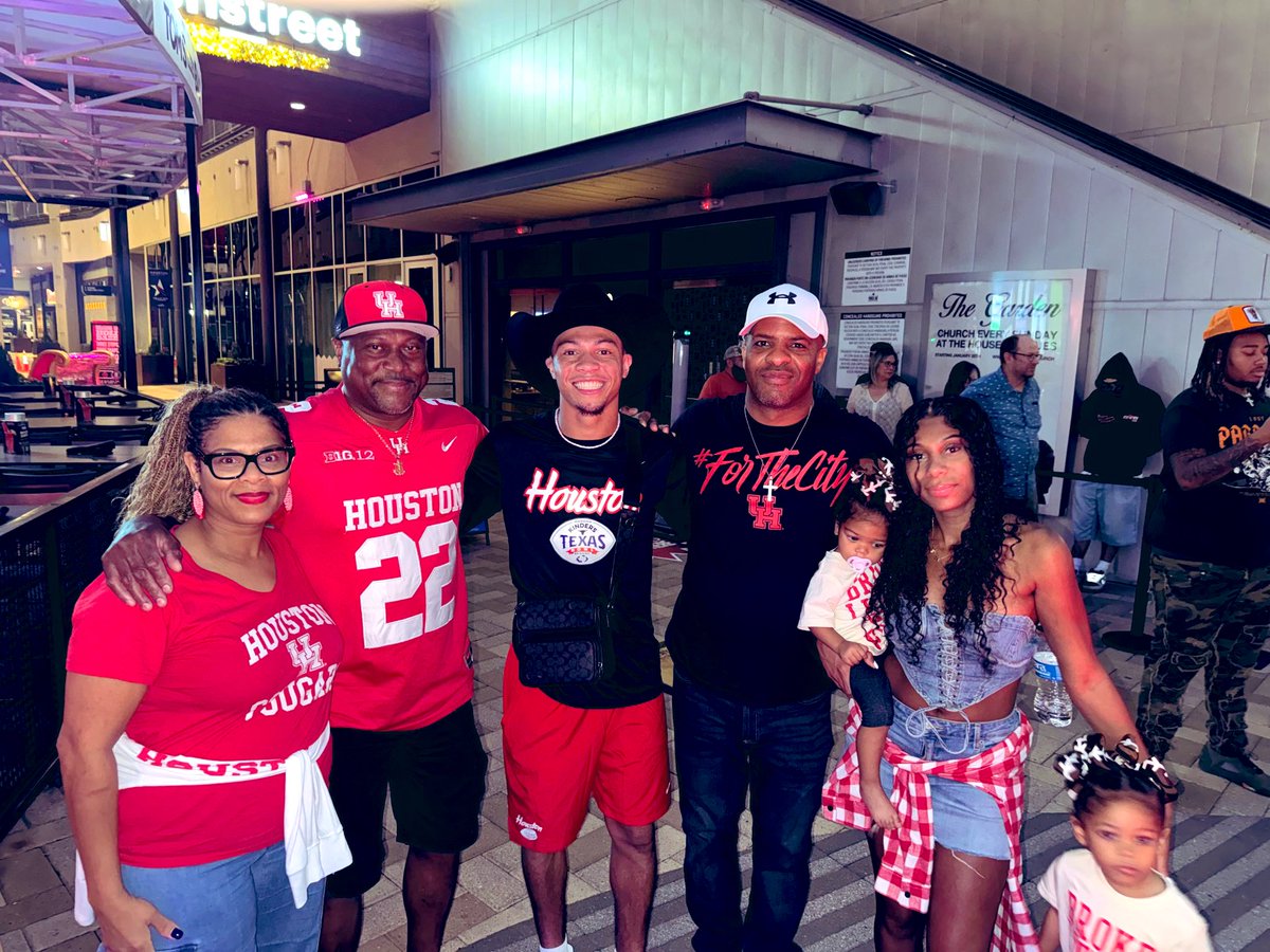 StampleysMom's tweet image. Houston we made it!! ❤️🤍 Bowl time!!🎳Let’s Go Coogs!🐾@UHCougarFB @marc_stampley