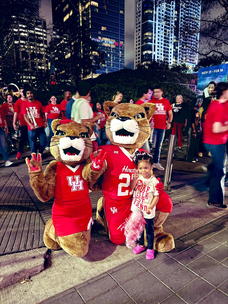 StampleysMom's tweet image. Houston we made it!! ❤️🤍 Bowl time!!🎳Let’s Go Coogs!🐾@UHCougarFB @marc_stampley