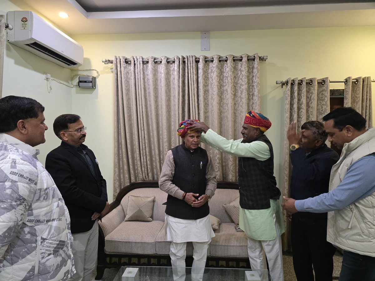dharmindia51's tweet photo. कल सर्किट हाउस आगरा में अजमेर राजस्थान से पधारे श्री सत्यनारायण प्रजापति जी, श्री भंवरलाल प्रजापति जी, श्री कैलाश चंद्र प्रजापति जी ने शिष्टाचार भेंट की |
#BJPGovernment #भारतीय_जनता_पार्टी https://t.co/YRwOyc9Zr1