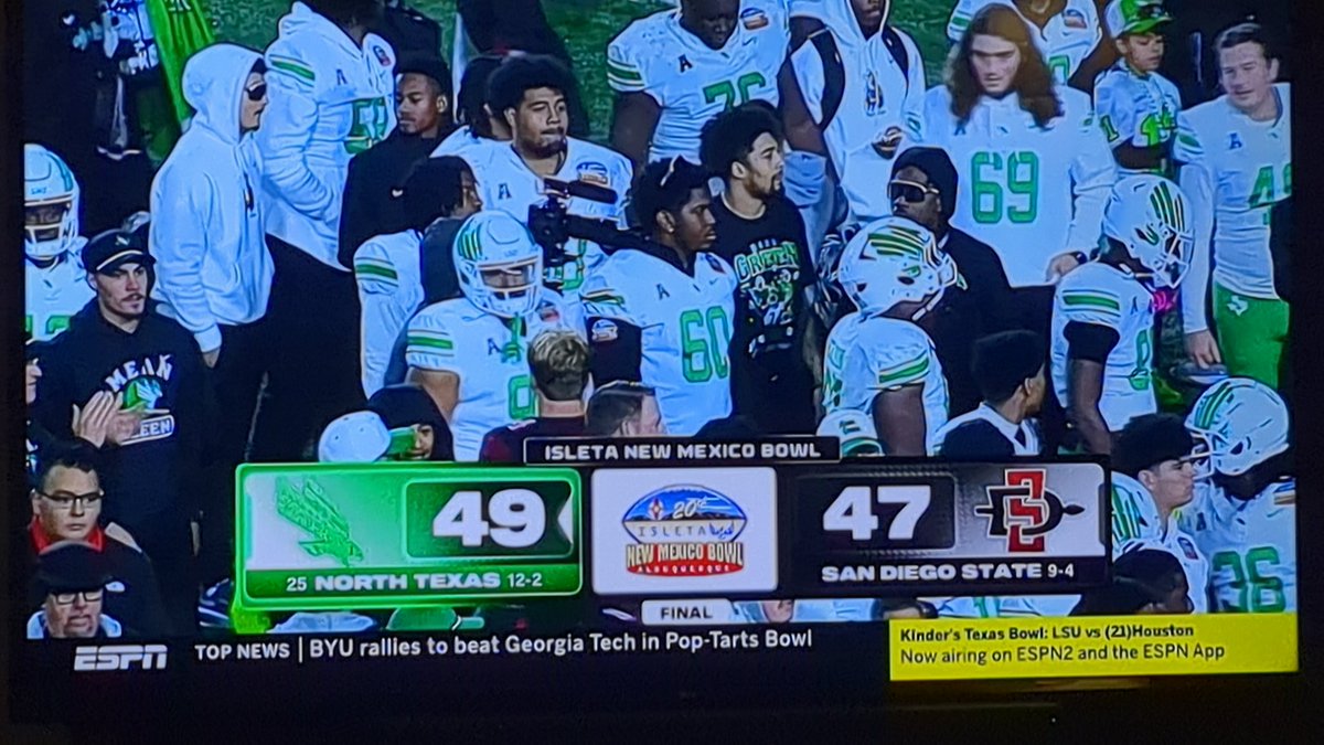 JRtmtmtl's tweet photo. We win!  #meangreen #newmexicobowl north texas weeeeeee love! https://t.co/4mg5b2weki