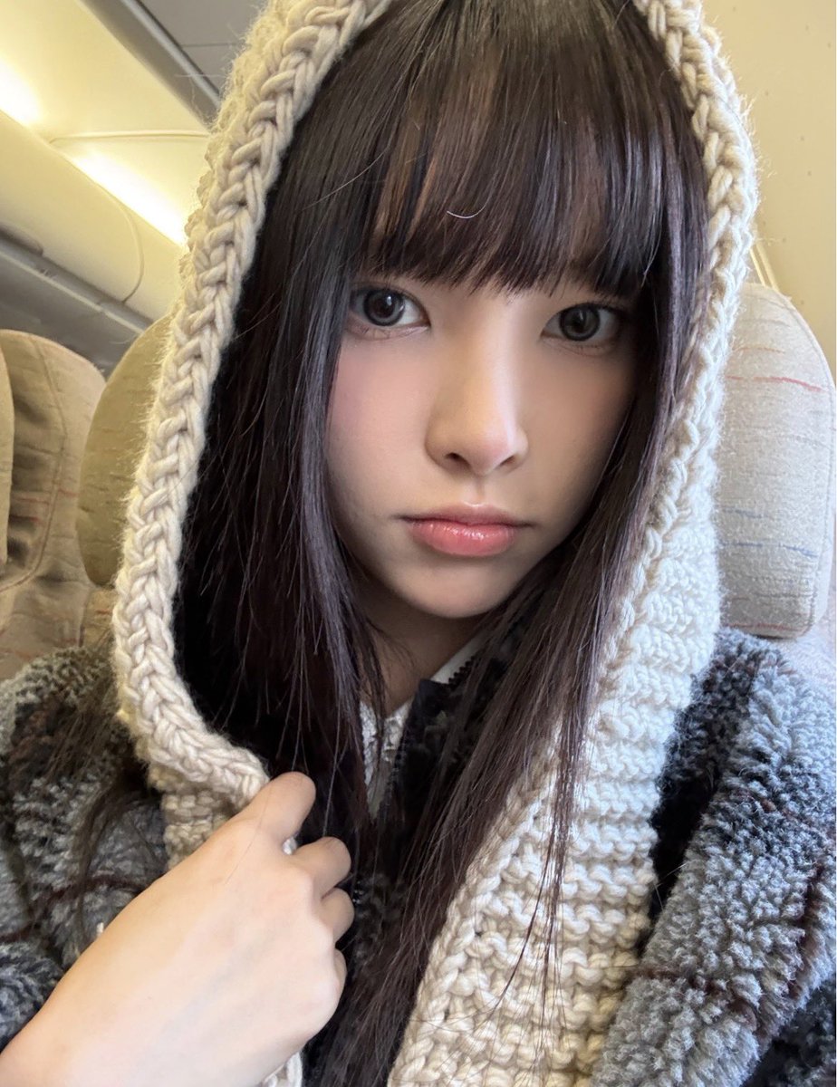 Yunah ILLIT posted on Weverse showing off a hooded scarf from