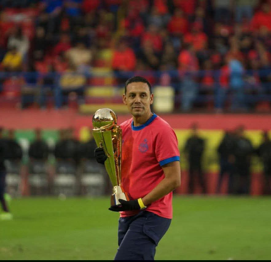 El único rojo que tocó la copa 🤣🤣🤣