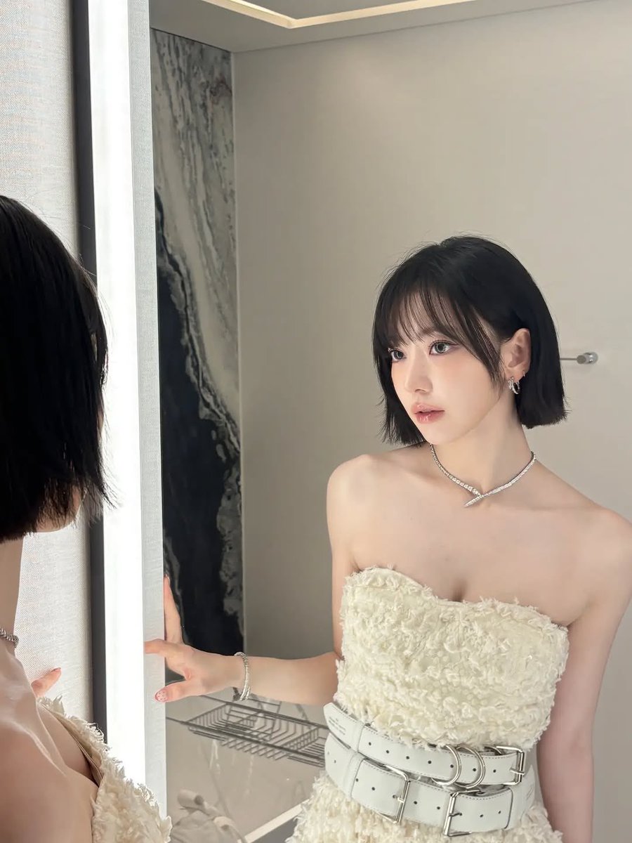 sserapics's tweet image. SAKURA reacting to Yunah ILLIT immediately wearing/using the gifted item from her crochet brand on Dm Weverse!

: I gave KKUROCHET gifts to my ILLIT friends,
: and she used it right away, so cute ㅠㅠ

#LE_SSERAFIM #르세라핌 @le_sserafim