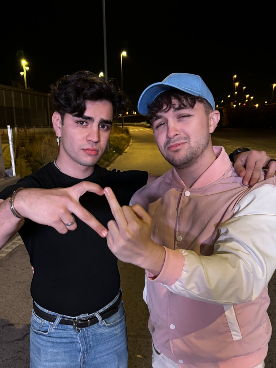 yurimercuary's tweet image. Aa cuando se trata de D: Aunque me quieran meter ideas malas a la cabeza de él, no lo van a lograr porque yo lo conozco más que todos ustedes, sé que es un hombre bueno y no, claro que no es perfecto pero quién es perfecto en esta vida? 

Mis papis😭😭😭
#AARONATION