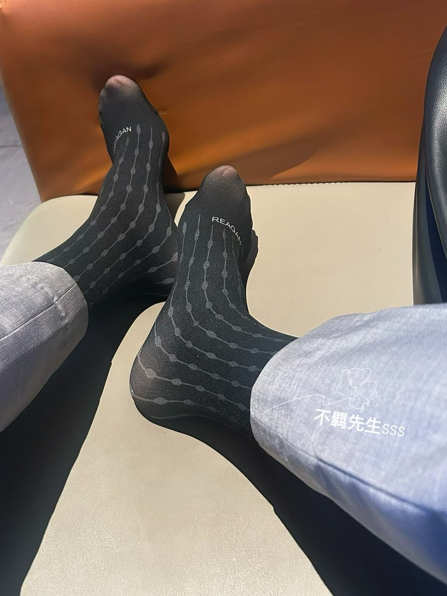 你说那么硬的皮鞋踩在贱狗哪里比较适合 想给主人舔皮鞋的点赞 看看有多少贱狗？！