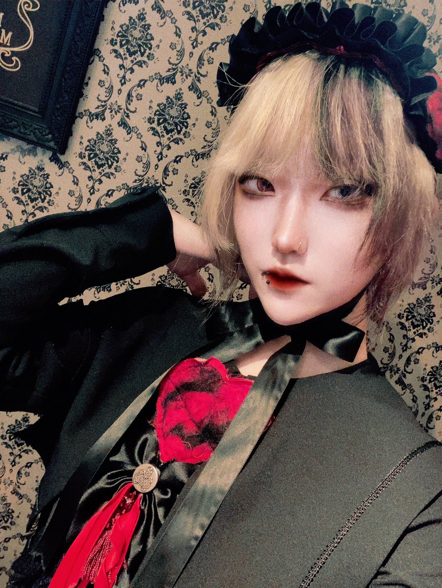 本日❣️
年内最後です。
BL・バドウにコルセットを合わせてエルグで纏めたスッキリシルエットコーデ✨
合わせ方しだいでかなり色んな雰囲気になれる優れものブラウスです！