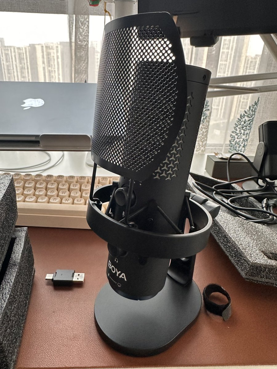 收到 <a href="/PMbackttfuture/">AI产品黄叔</a> 送的麦克风，质感极佳，以后用AI 言出法随就更佳方便了。哈哈。